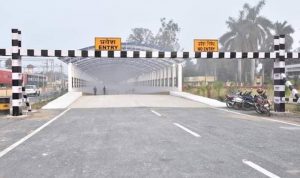 बारिश में धस गई