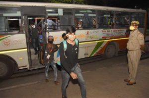 प्रयागराज में फंसे 9000