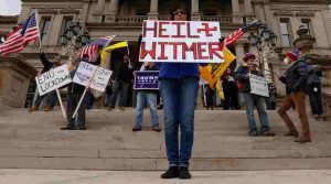 लॉकडाउन के खिलाफ